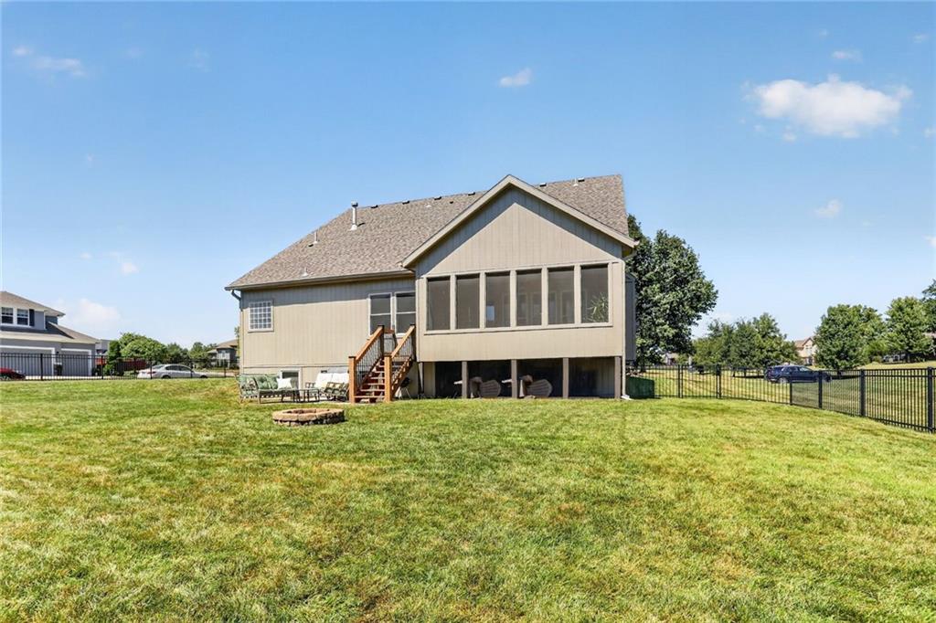 6101 Lakecrest Dr, Shawnee, KS 66218