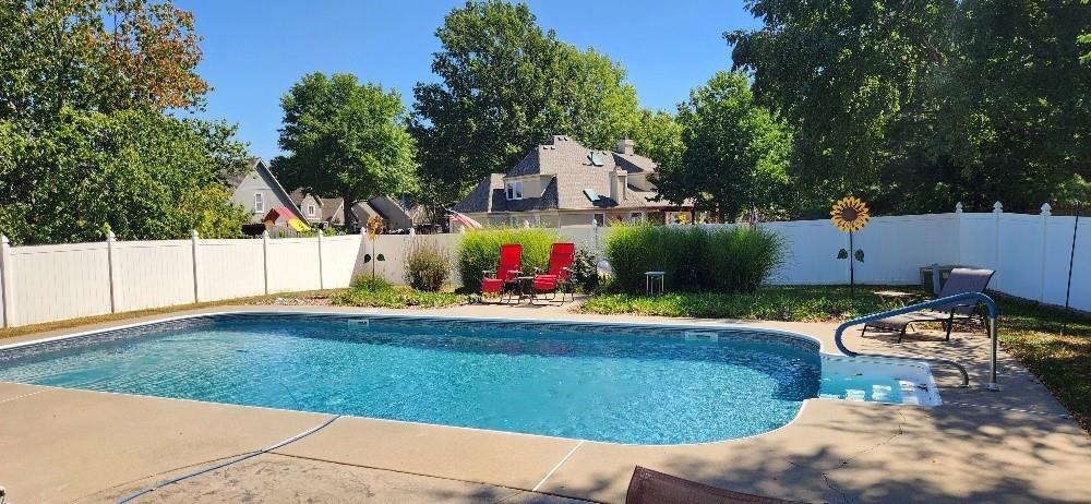 1013 SE Greenridge Dr, Lee's Summit, MO 64081