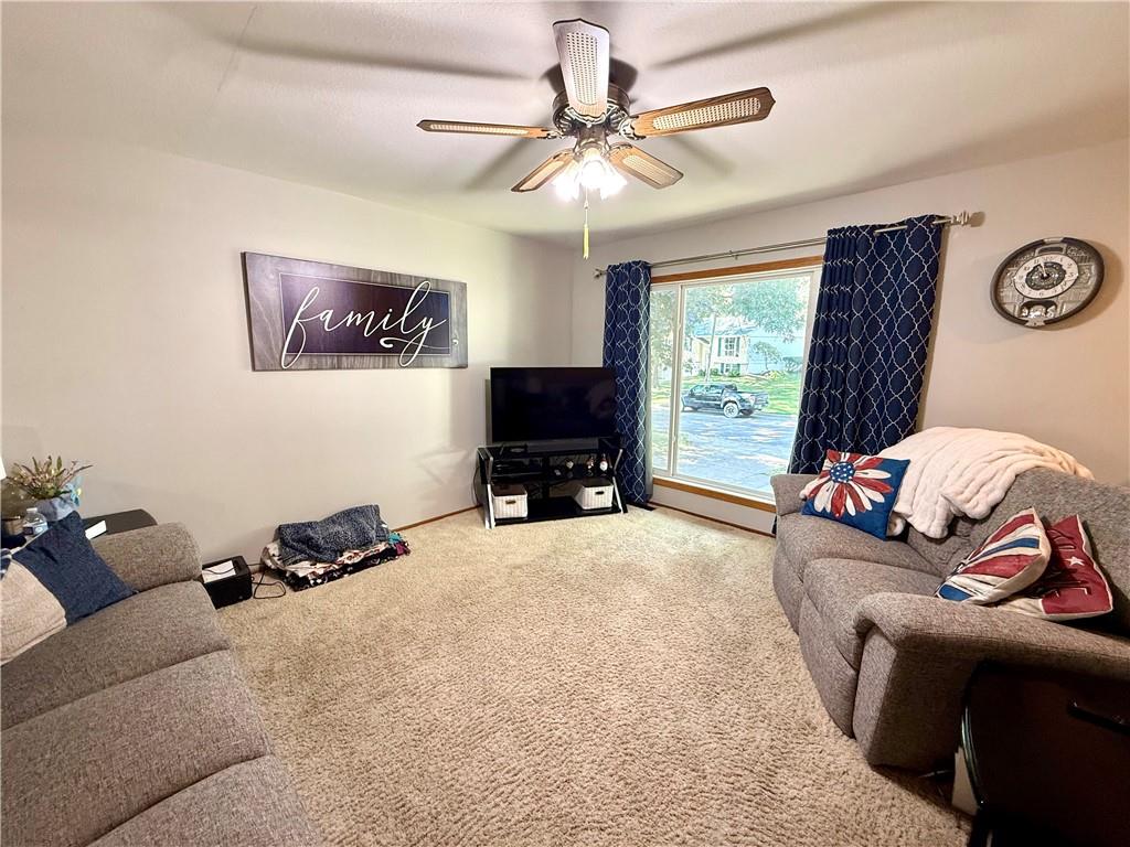1229 Crestview Dr, Maryville, MO 64468