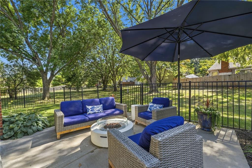 12843 Cambridge Rd, Leawood, KS 66209