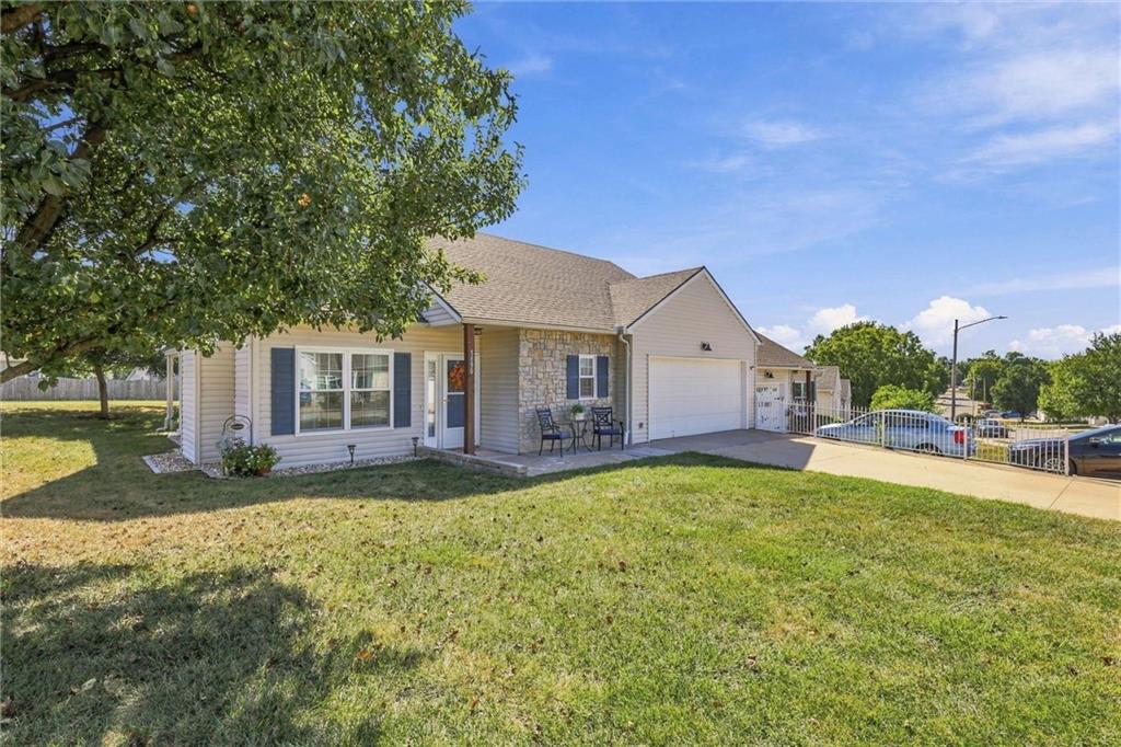 1890 Fall Creek Dr, Tonganoxie, KS 66086