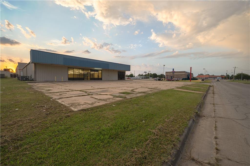 901 Lewark St, Coffeyville, KS 67337