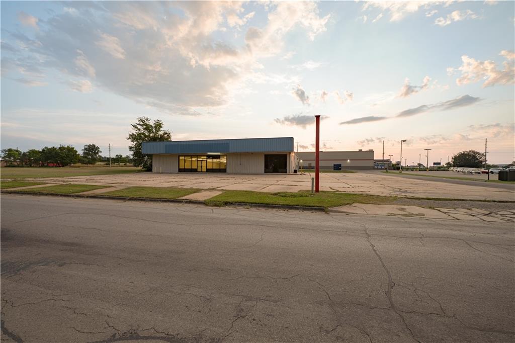 901 Lewark St, Coffeyville, KS 67337