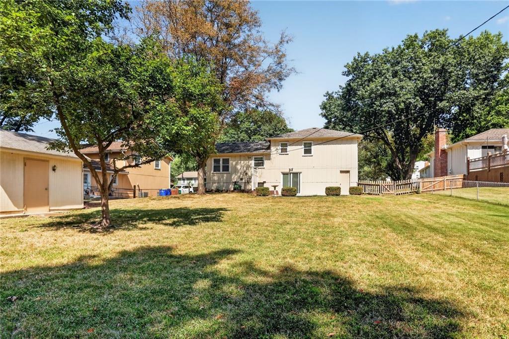 9211 W 76th Ter, Overland Park, KS 66204