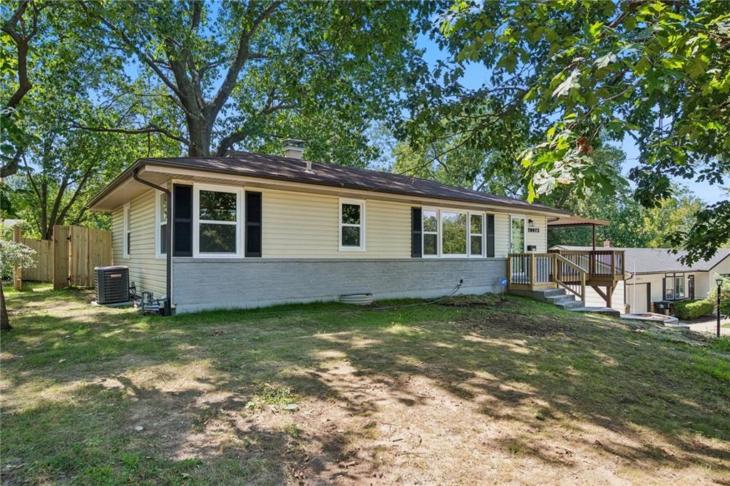 10015 E 31st St, Independence, MO 64052