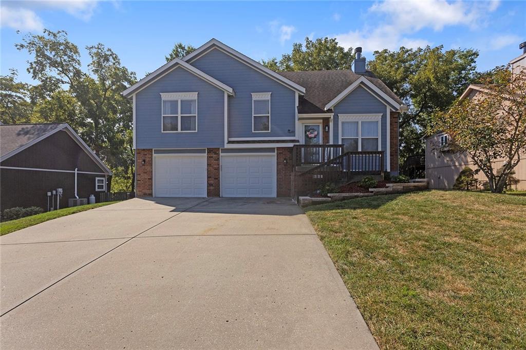 207 Lakeview Dr, Smithville, MO 64089