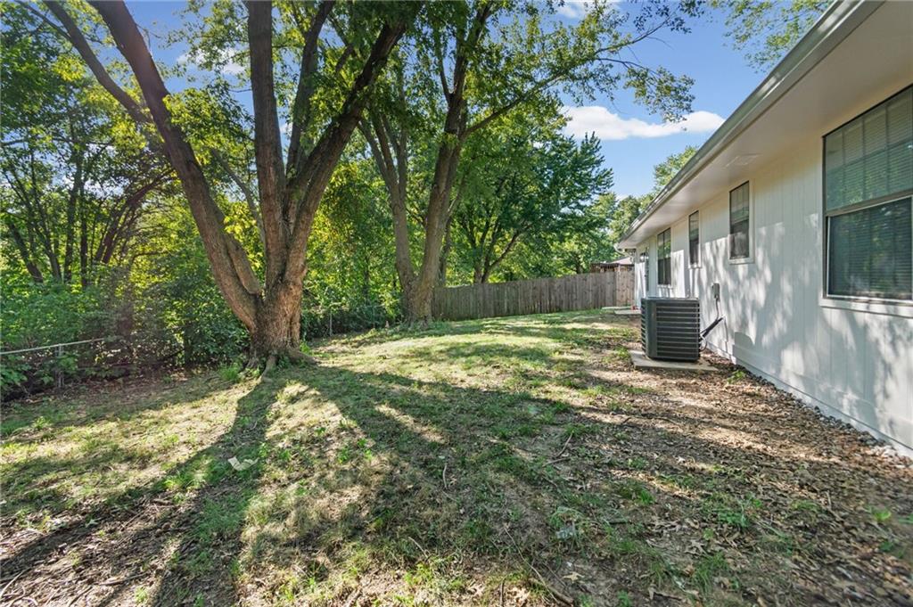 1300 N Inca Dr, Independence, MO 64056