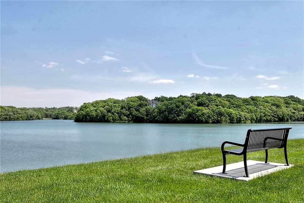8008 Park Ridge Dr, Parkville, MO 64152