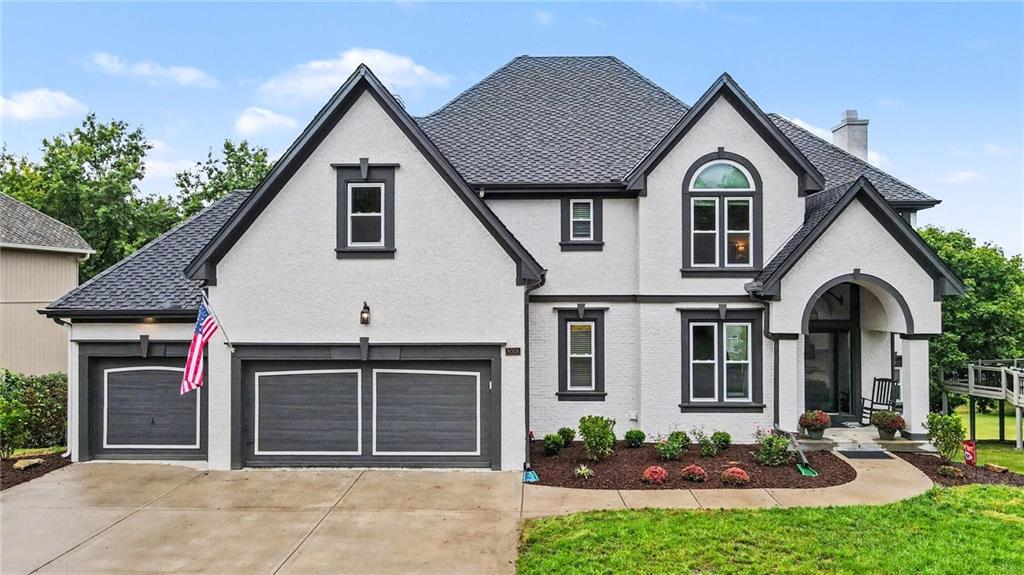 8008 Park Ridge Dr, Parkville, MO 64152