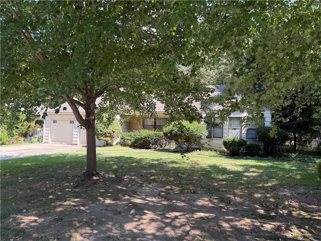9237 Manor Rd, Leawood, KS 66206