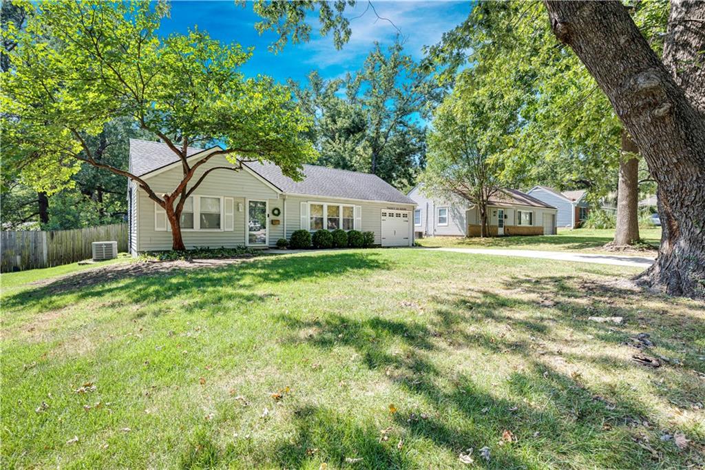 2611 W 77th St, Prairie Village, KS 66208