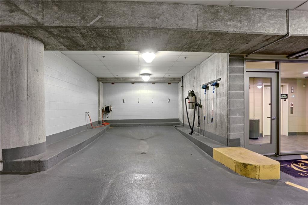 4950 Central St #302, Kansas City, MO 64112