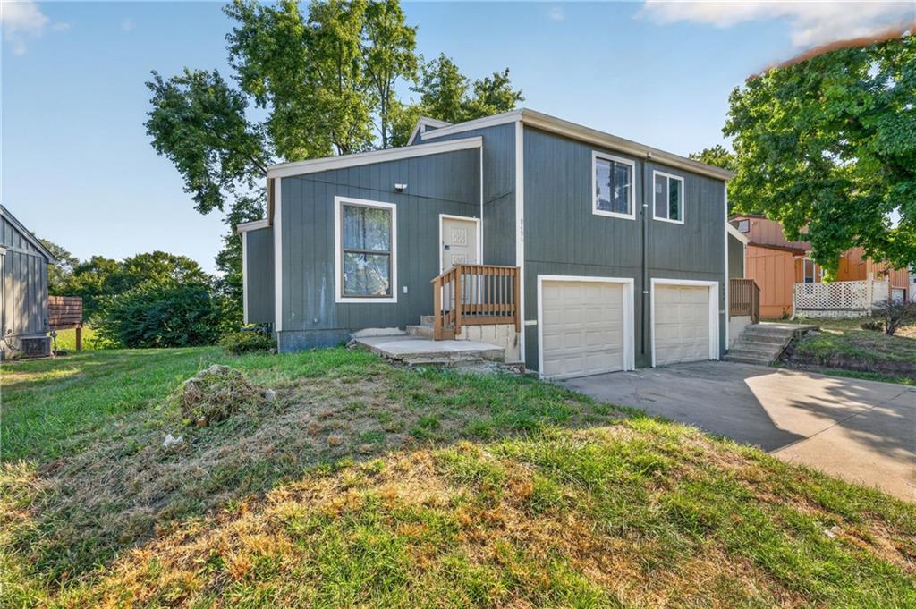 8486 Lane Dr, Raytown, MO 64138