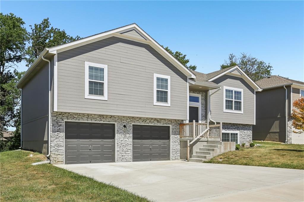 910 NW Hilltop Ln, Grain Valley, MO 64029