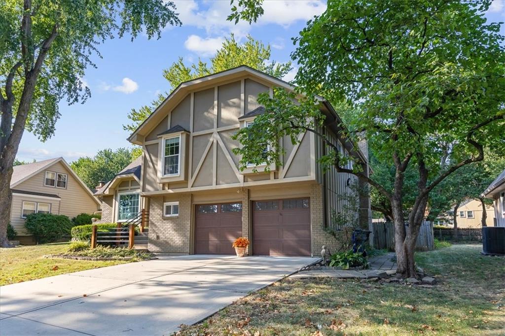 1728 E Sleepy Hollow Dr, Olathe, KS 66062