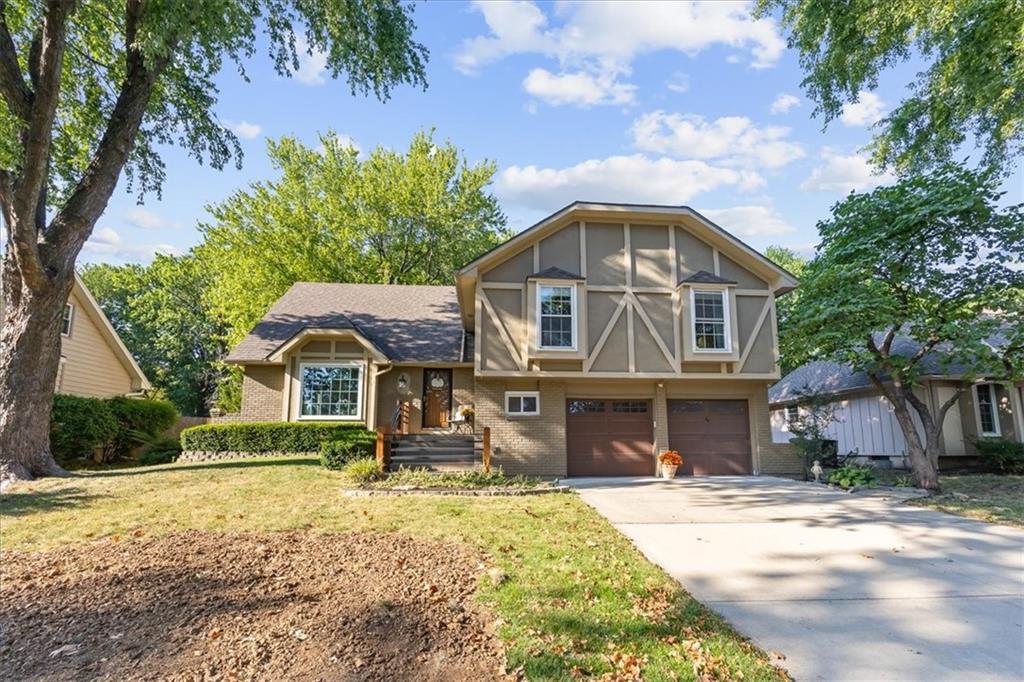 1728 E Sleepy Hollow Dr, Olathe, KS 66062