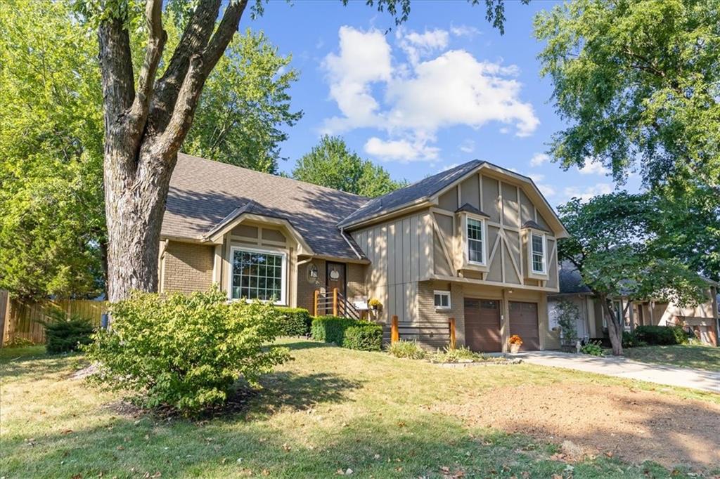 1728 E Sleepy Hollow Dr, Olathe, KS 66062