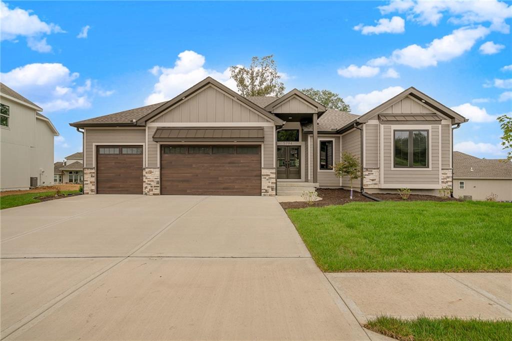 13686 Lookout Cir, Parkville, MO 64079