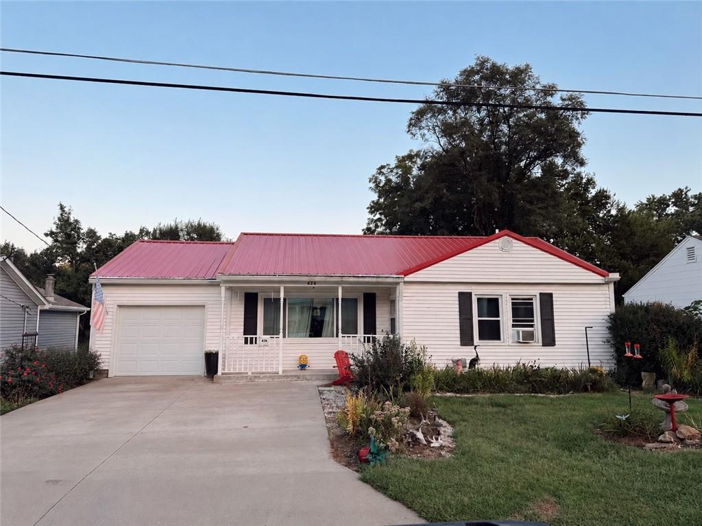 626 Summer St, Weston, MO 64098