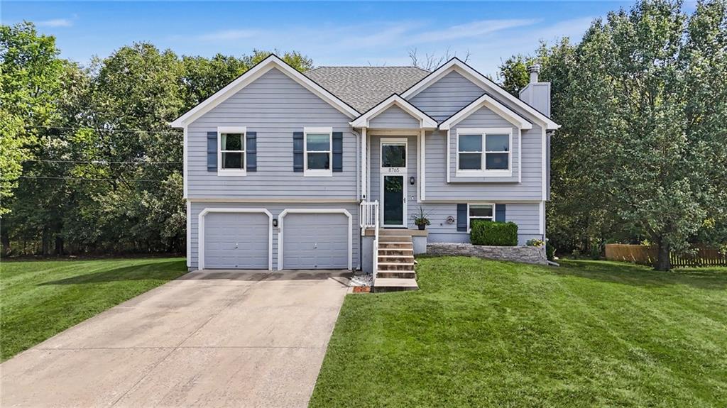 8765 Thompson Dr, De Soto, KS 66018