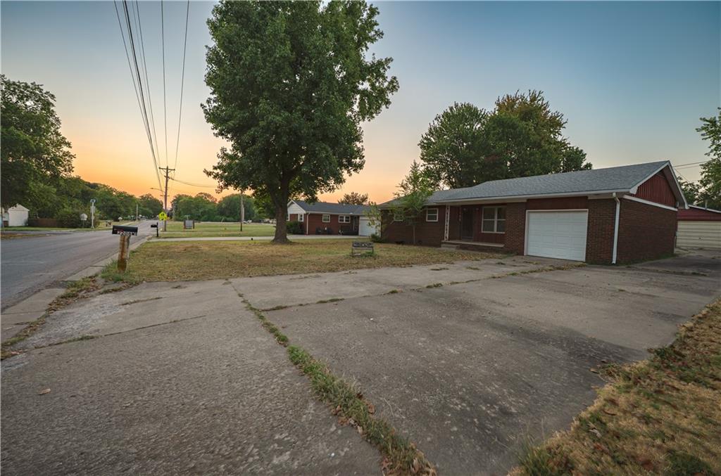 2206 W 1st St, Coffeyville, KS 67337