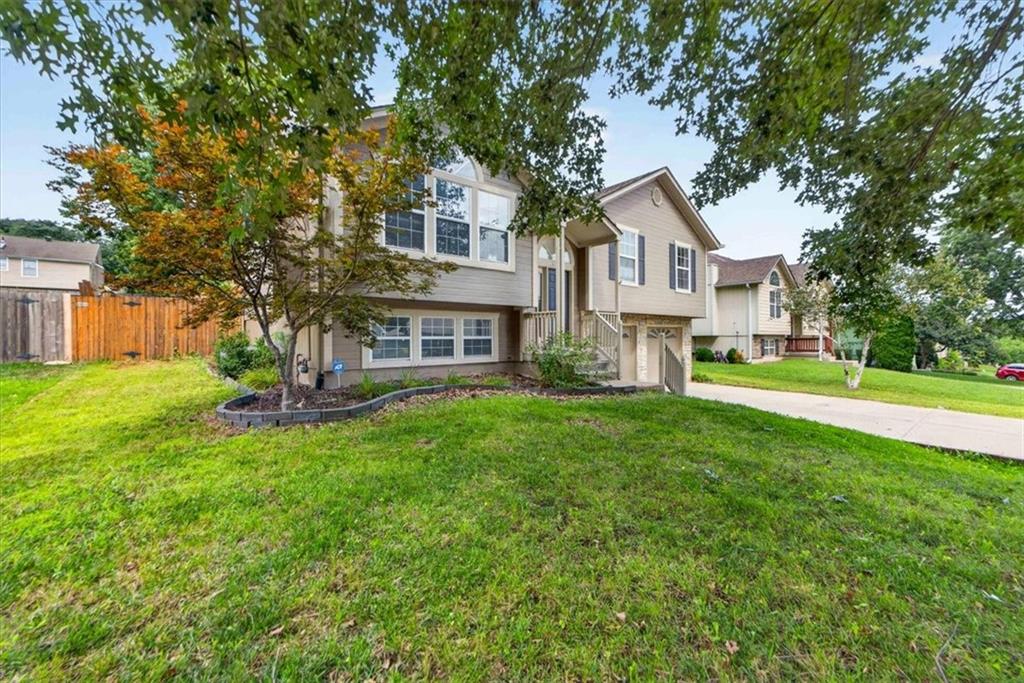 524 NE Topaz Dr, Lee's Summit, MO 64086