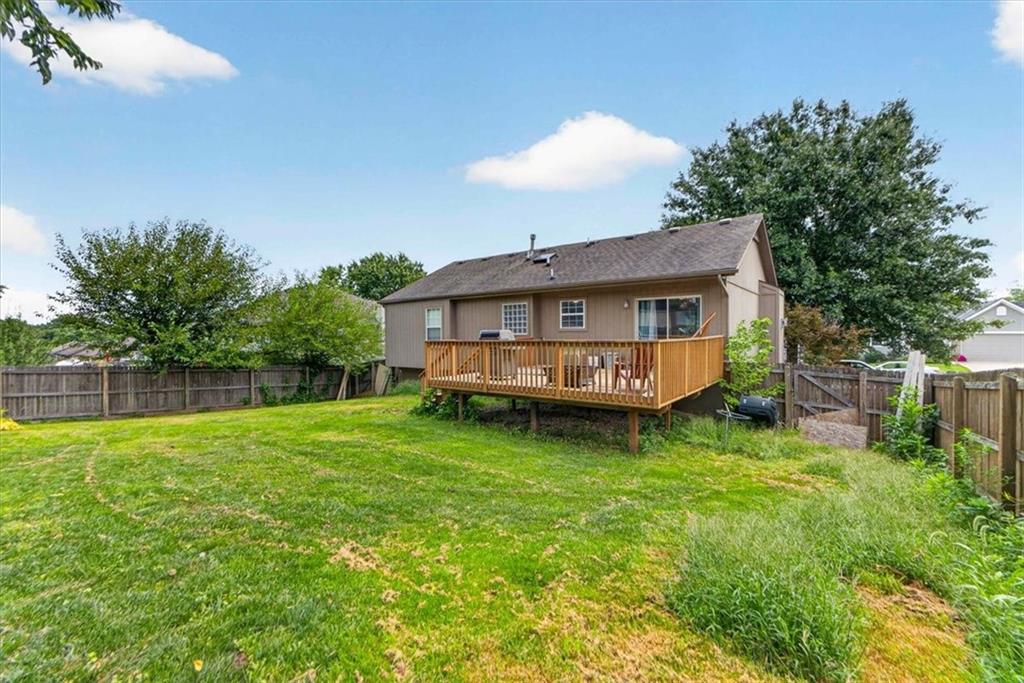 524 NE Topaz Dr, Lee's Summit, MO 64086