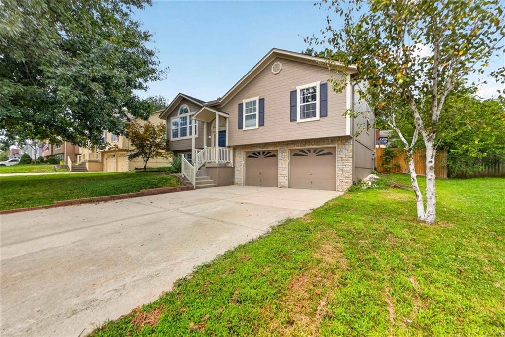 524 NE Topaz Dr, Lee's Summit, MO 64086