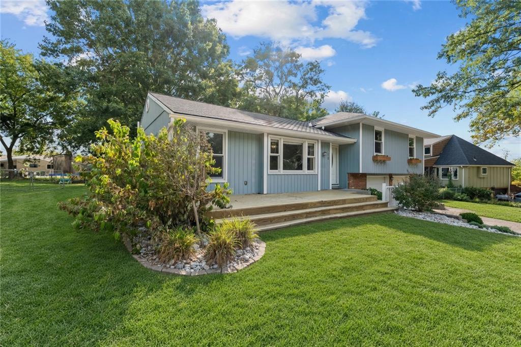105 Tuscarora Ln, Lake Winnebago, MO 64034