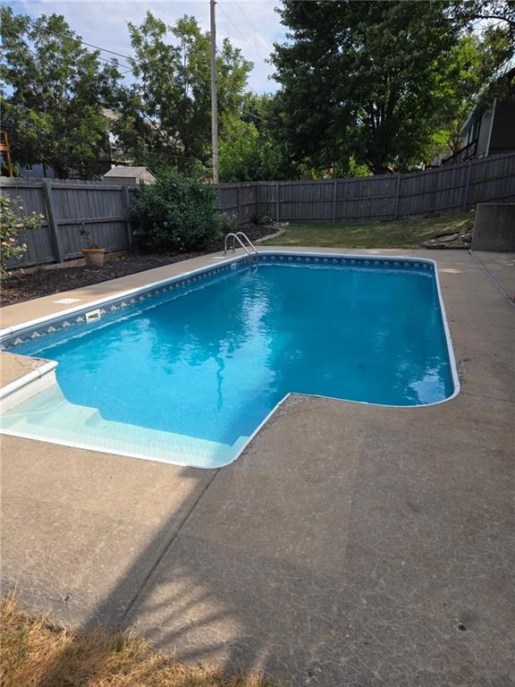 301 Andrea Ln, Harrisonville, MO 64701