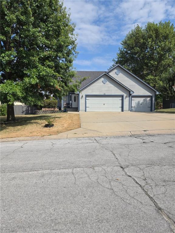 301 Andrea Ln, Harrisonville, MO 64701