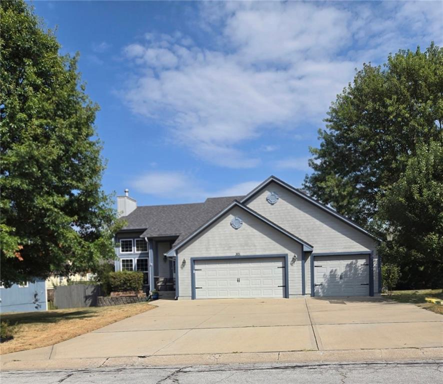 301 Andrea Ln, Harrisonville, MO 64701