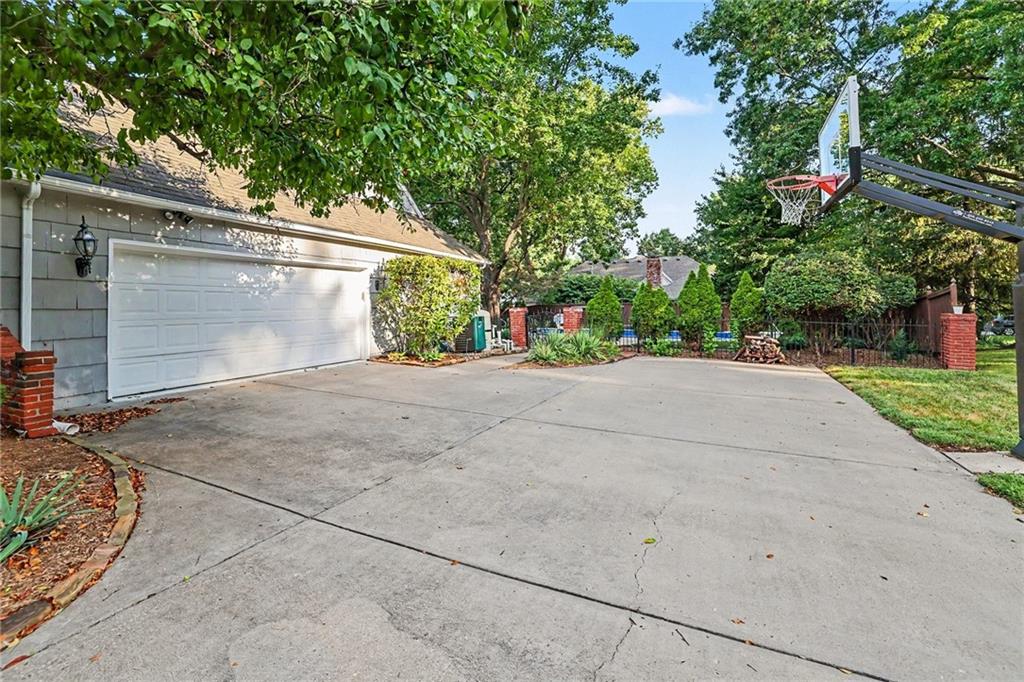 3518 W 100th Ter, Leawood, KS 66206