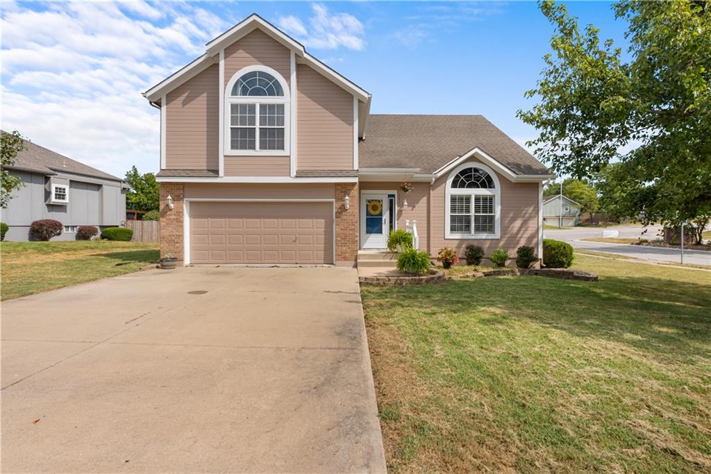 4413 SW Hillside Dr, Lee's Summit, MO 64082