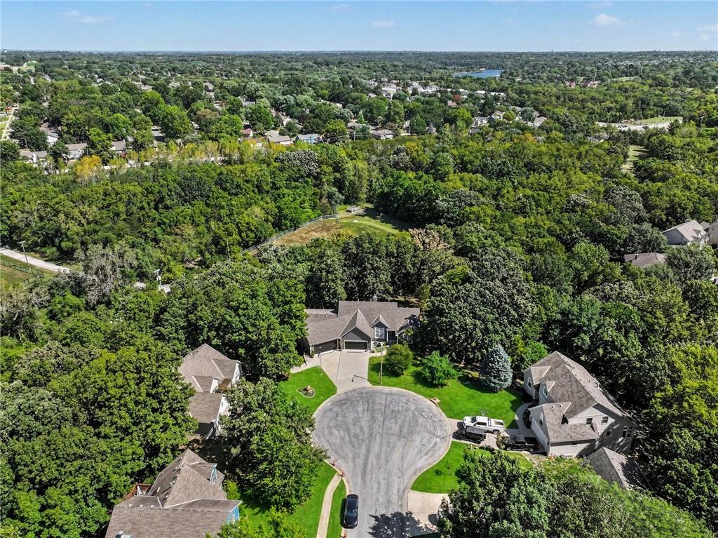 929 NE Emily Ln, Lee's Summit, MO 64086