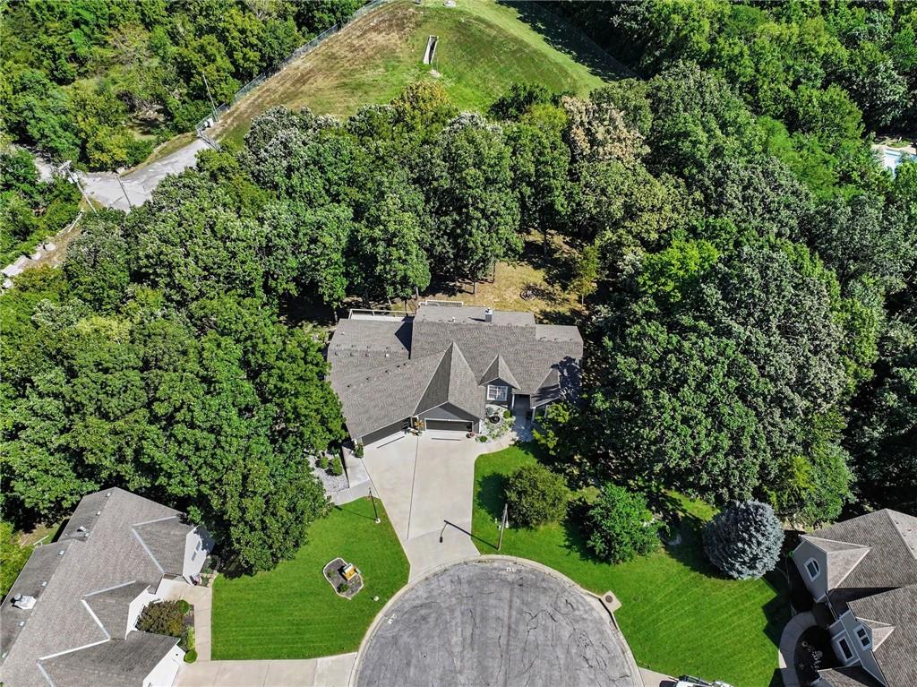 929 NE Emily Ln, Lee's Summit, MO 64086