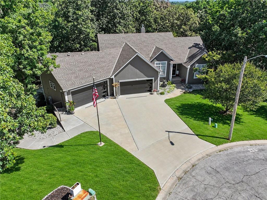 929 NE Emily Ln, Lee's Summit, MO 64086