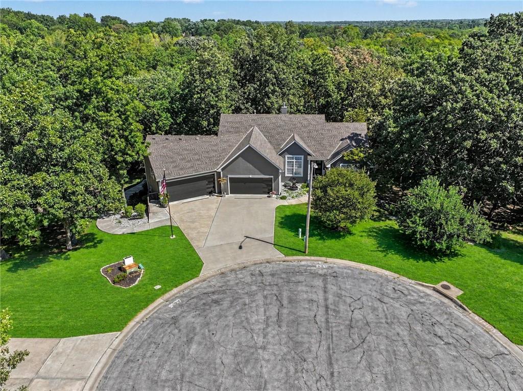 929 NE Emily Ln, Lee's Summit, MO 64086