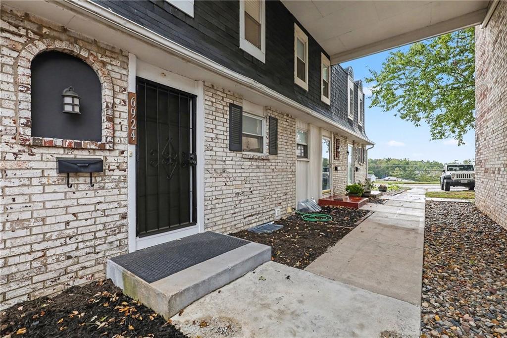 6924 NW Chapel Woods Ln, Kansas City, MO 64152
