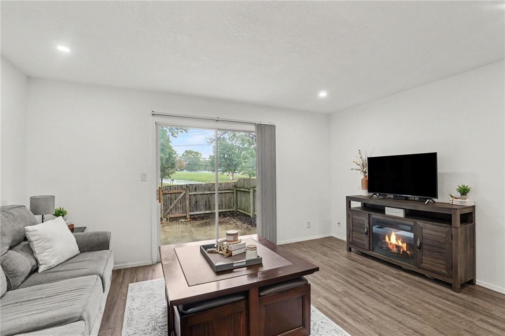 6924 NW Chapel Woods Ln, Kansas City, MO 64152