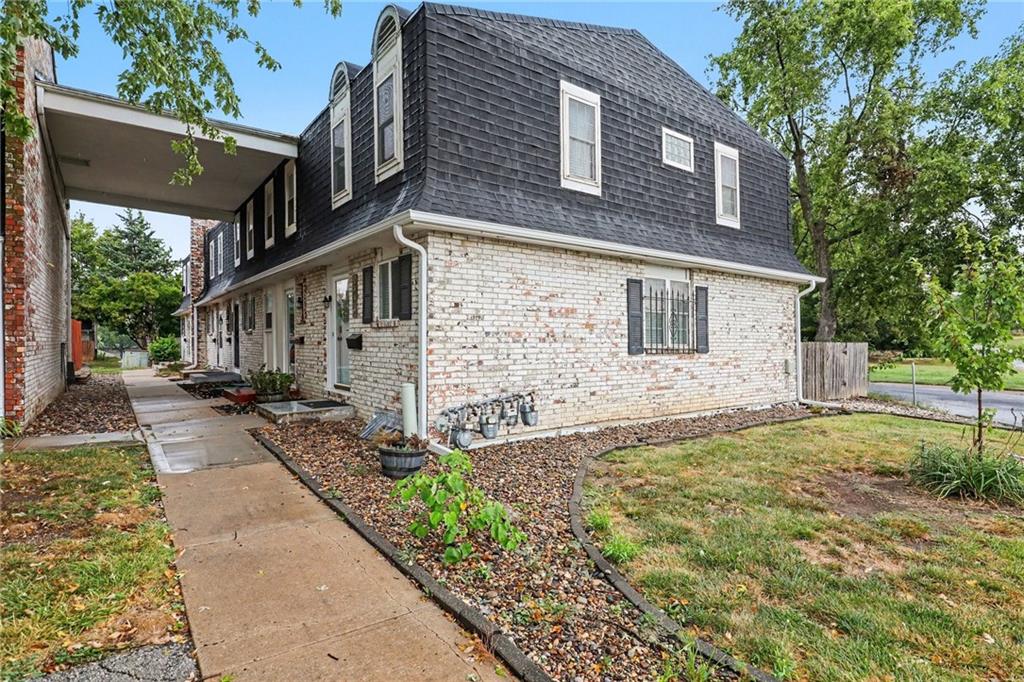 6924 NW Chapel Woods Ln, Kansas City, MO 64152