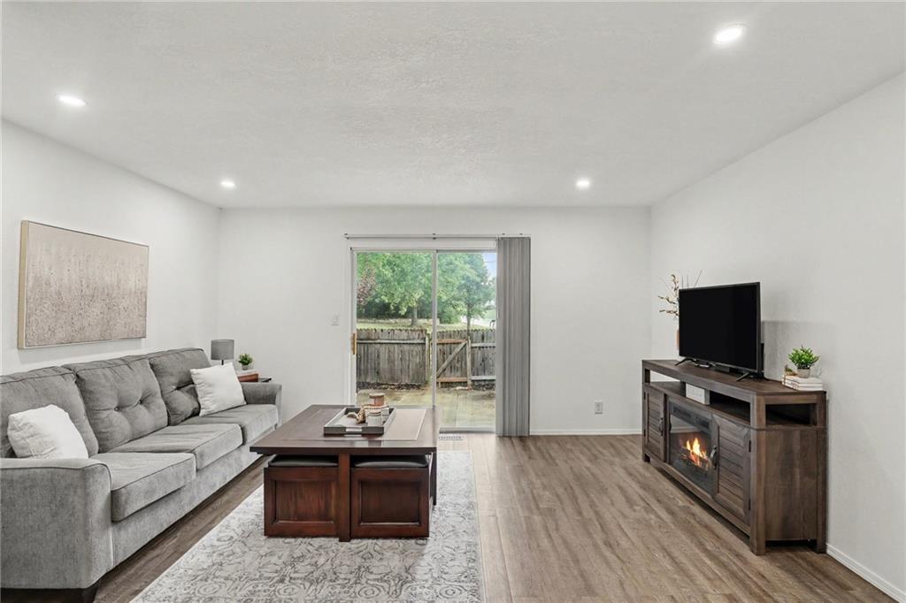 6924 NW Chapel Woods Ln, Kansas City, MO 64152
