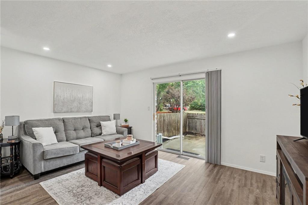 6924 NW Chapel Woods Ln, Kansas City, MO 64152