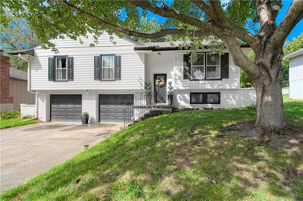 912 Canterbury Ln, Liberty, MO 64068