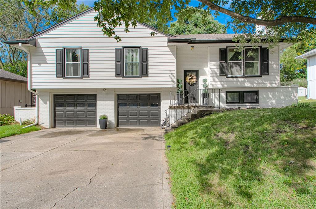 912 Canterbury Ln, Liberty, MO 64068