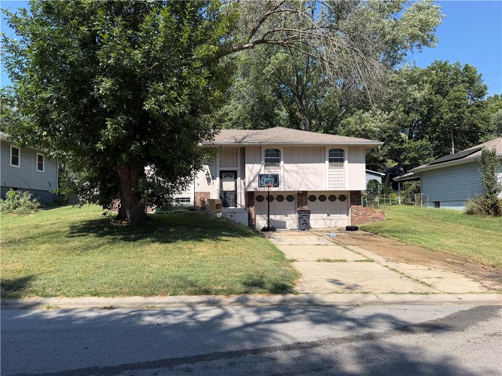 317 Sandstone Dr, Blue Springs, MO 64014