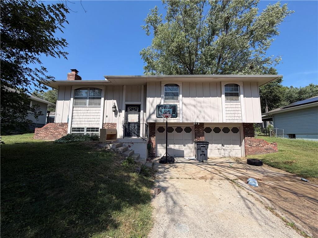 317 Sandstone Dr, Blue Springs, MO 64014