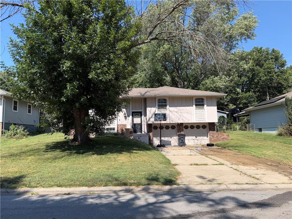 317 Sandstone Dr, Blue Springs, MO 64014