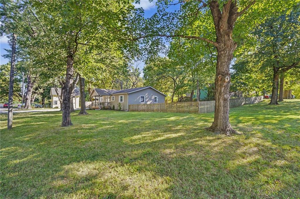 814 4th St, Baldwin City, KS 66006