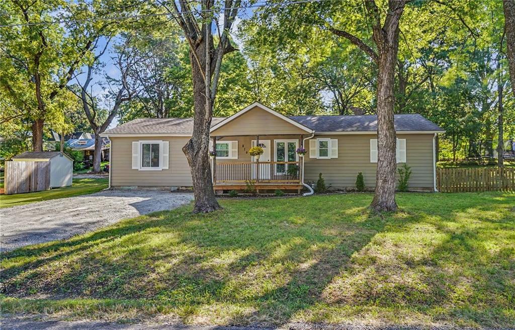 814 4th St, Baldwin City, KS 66006